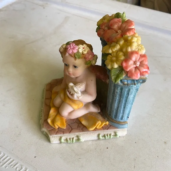 Figure, Cherub Angel w/Floral Accents - Picture 1 of 5